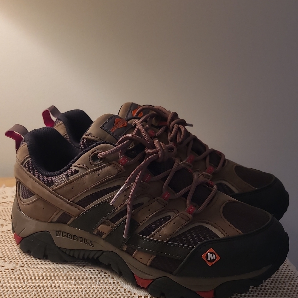 NWOT Merrell Tan & Black Hiking Tennis Shoe SZ 9
